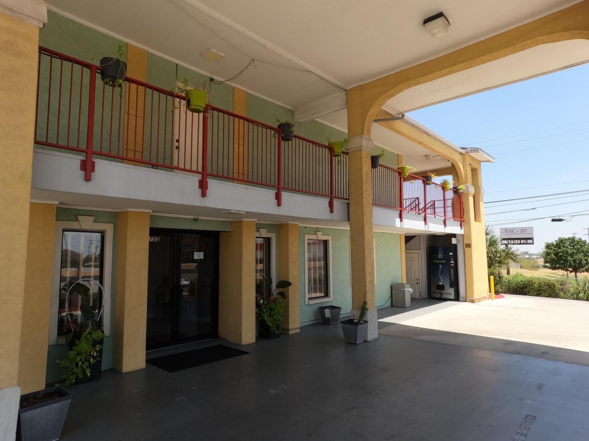 Econo Lodge Inn & Suites Downtown Northeast Near Fort Sam Houston San Antonio Exterior photo